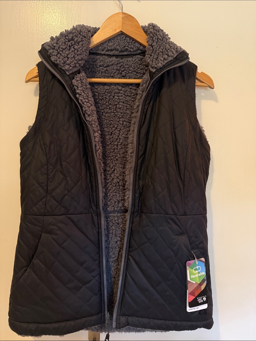 Mountain Hardwear Quilted Reversible Vest in Black and Gray